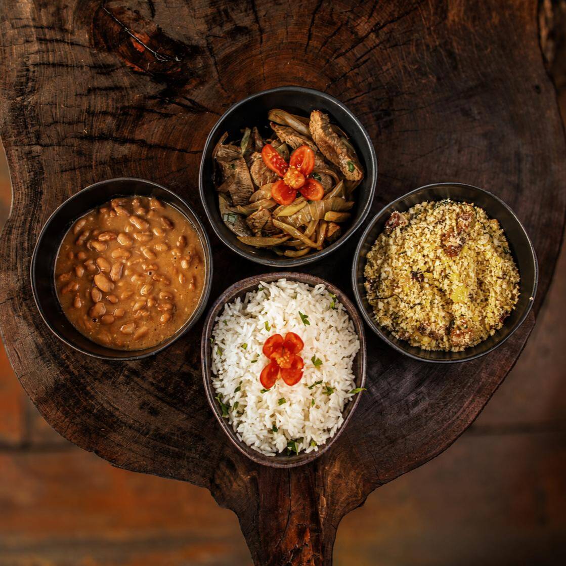 Marmita de alcatra grelhada acebolada com arroz branco, feijão carioca e farofa crocante. Churrasco executivo, carne macia, entrega rápida, frete grátis.
Seo: marmita de alcatra grelhada acebolada, marmitex de alcatra acebolada, quentinha de alcatra, prato feito de alcatra grelhada, almoço caseiro, comida caseira saborosa, marmita completa com arroz e feijão, marmita com farofa crocante, refeição executiva, marmita bem servida, porção individual, carne grelhada no ponto, alcatra macia, tempero especial da casa, frete grátis, cupom de desconto, promoção de marmita, promoções especiais do Dia, entrega rápida, entrega express, almoço no ifood, refeição prática, comida fresca, marmita para o Dia a Dia, opção econômica, porção generosa, marmita de qualidade, melhor custo benefício, comida quentinha, marmita pronta para comer, sabor de churrasco em casa, marmita artesanal, cardápio variado, pedido fácil pelo app, almoço rápido sem fila, marmita com carinho, tempero brasileiro, comida feita