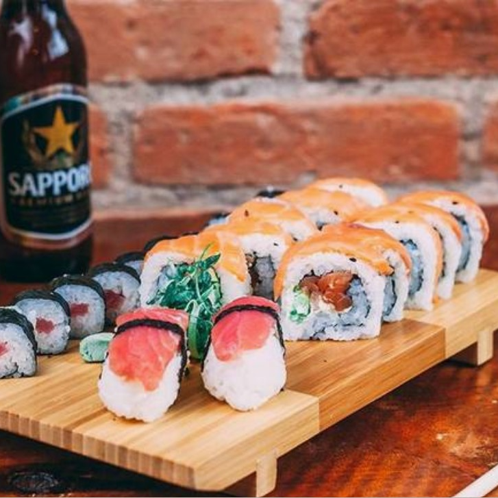 20 Uds (Vegetarian)+ 2 Miso +2 Nigiris + 1 Entrada
