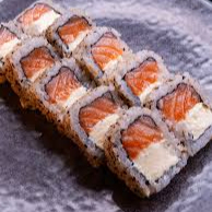 Alga marinha envolta em arroz japonês, salmão e cream cheese.