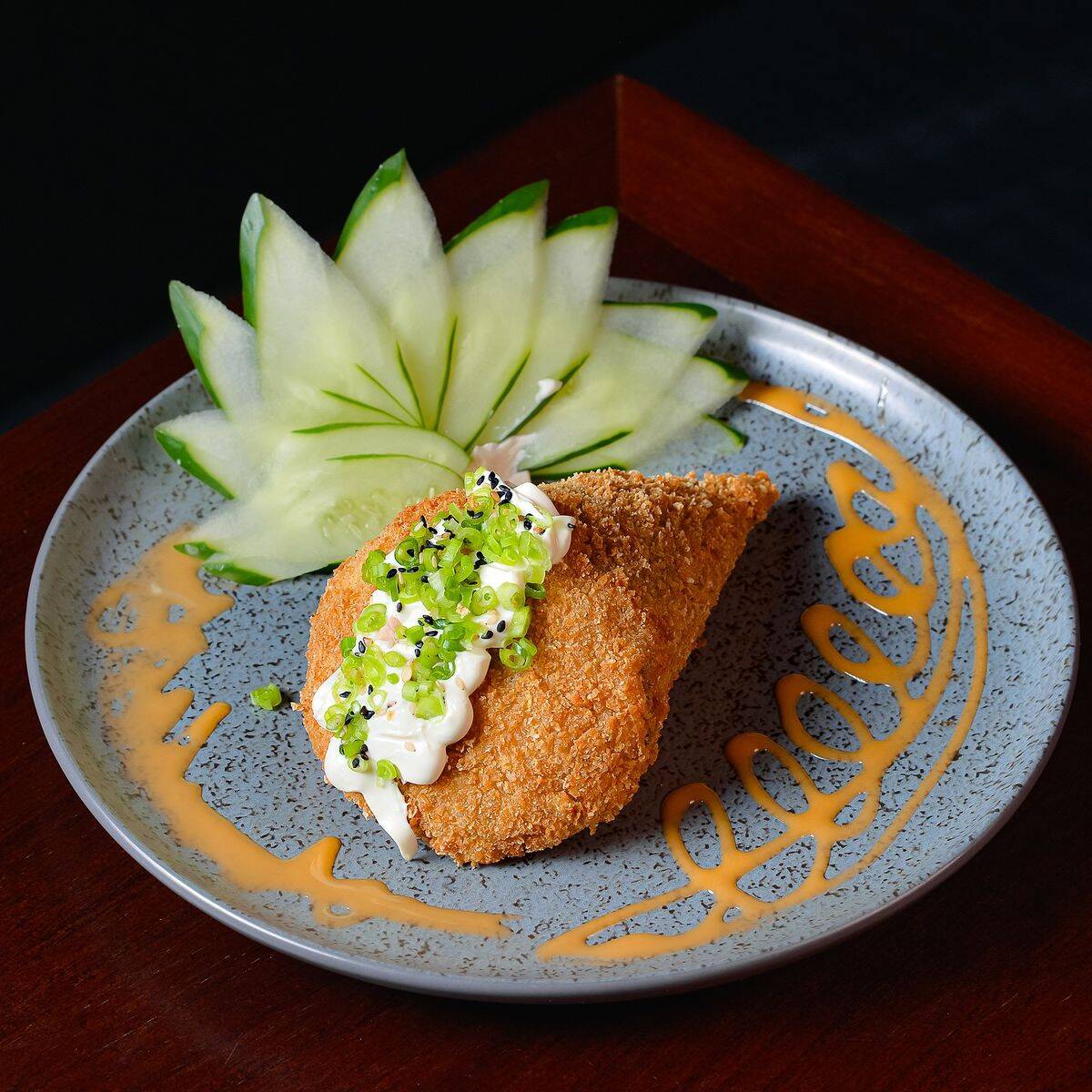 Esse temaki ele é feito com uma massa japonesa crocante recheada com salmão e empanada depois cortamos em 3 partes iguais onde 1 parte vai dentro do temaki e o restante do recheio na frente. Uma explosão de sabor e crocancia. Acompanha shoyu e teriaky artesanal.