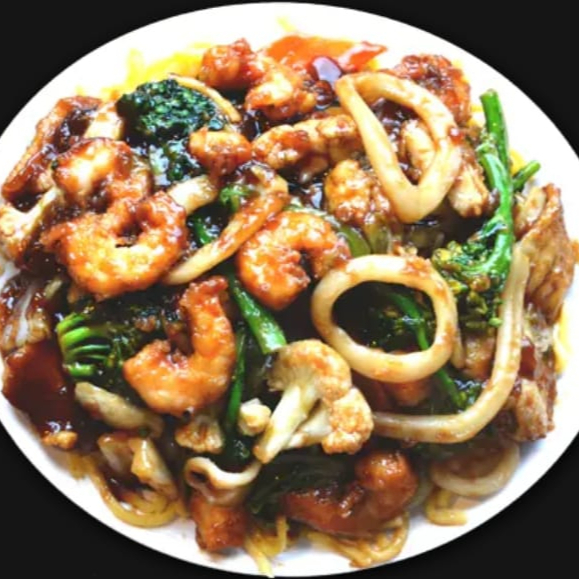 macarrão chinês, preparado com camarão, lula, peixe, acelga, couve-flor, cenoura, brócolis, temperado ao molho shoyo.