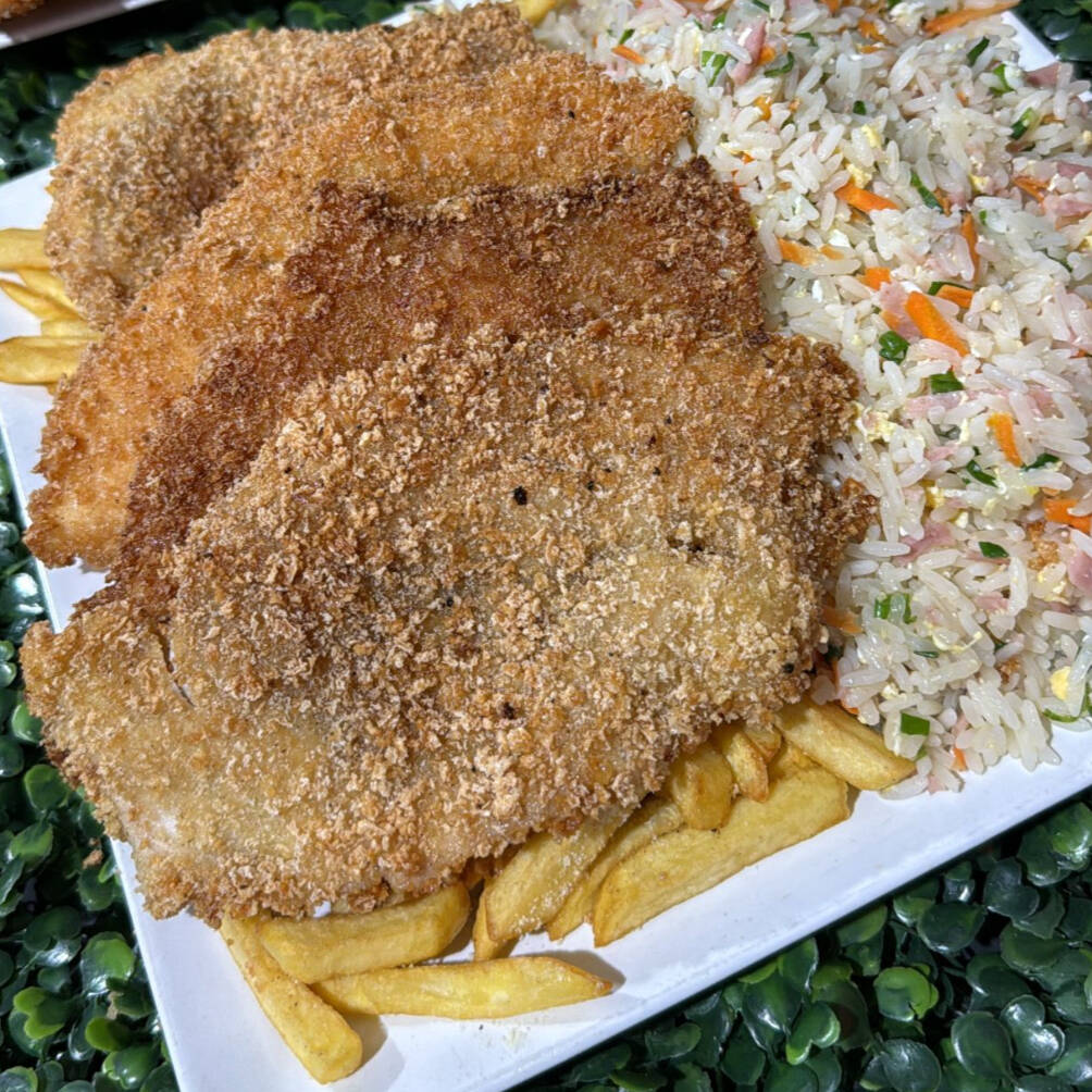 Acompanha: 4 filé de frango empanado na panko, arroz shop suey, batata frita..