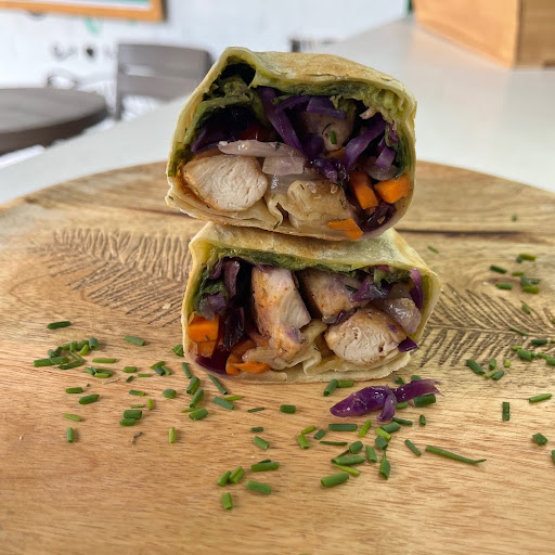 Wrap de Pollo con Vegetales Salteados