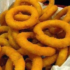 Porçao com aneis de cebola empanada.