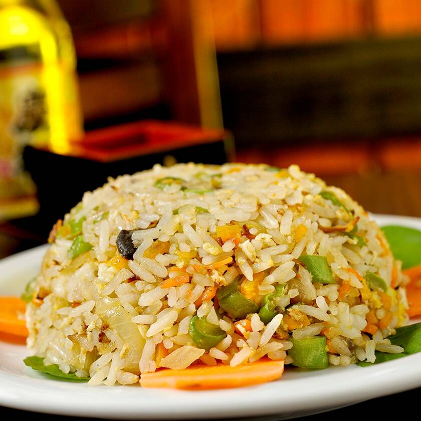 Arroz oriental com flocos de ovo, cenoura, apresuntado e cebolinha picada finalizado com um toque de shoyu. Um prato clássico, marcante e cheio de texturas.