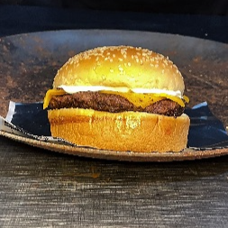 Pão de gergelim, burguer 100g, cheddar fatiado, molho grill...