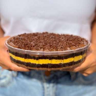 Nosso delicioso brownie intercalado com brigadeiro super cremoso ao leite e brigadeiro com aquele azedino refrescante de maracuja. Uma combinação perfeita. Travessa 2 lt. Rendimento 15 porções aprox..