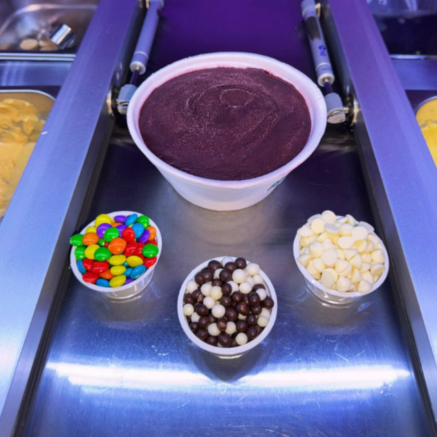 Escolha seu creme super cremoso, servido com 3 complementos separados para você montar do seu jeito. Uma experiência personalizada, saborosa e cheia de textura, perfeita para quem gosta de liberdade de escolha, variedade e capricho em cada colherada.