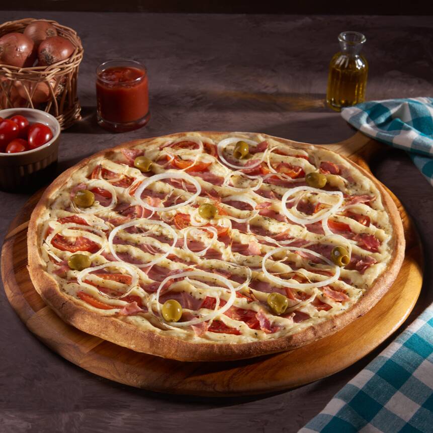 Molho de tomate Italiano, presunto, tomate, requeijão , cebola, orégano e azeitonas verdes sem caroço.
