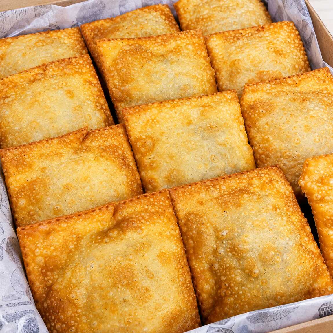 Delicie-se com o irresistível 'Pastel de Feira', composto por 6 unidades generosas. Cada pastel possui 9 cm de massa aberta. Uma típica e autêntica experiência de feira, que traz consigo sabor e nostalgia. Uma opção ideal para partilhar com os amigos ou para satisfazer aquela fome de fim de tarde. Garanta já o seu e desfrute desta delícia que é um verdadeiro clássico brasileiro!