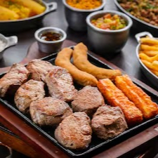 Filé Mignon 800g in natura. Acompanha: Arroz branco, feijão tropeiro, batata frita, banana à milanesa, queijo coalho, paçoca de carne, mandioca cozida e vinagrete.