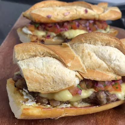 pao contrafile tomate ,cebola e queijo