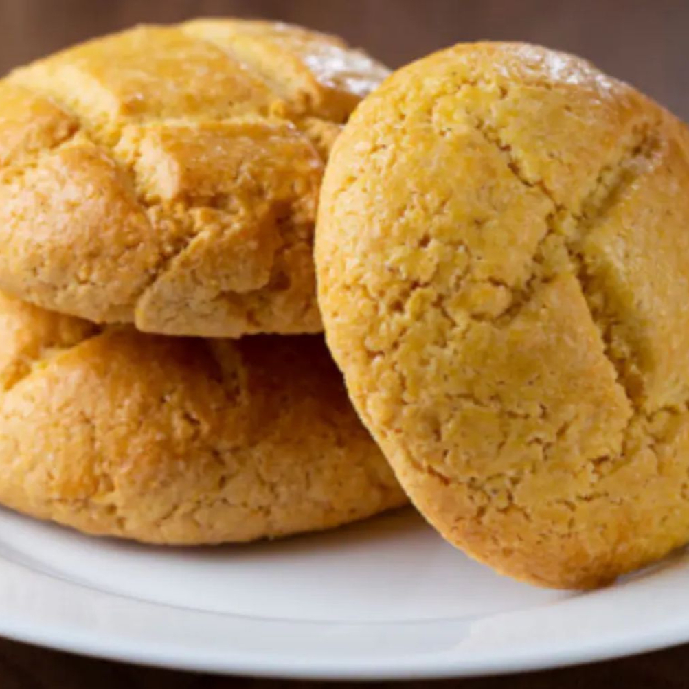 Broa de milho macia e saborosa, feita com milho, açúcar, manteiga e ovos, perfeita para lanches, café da manhã ou da tarde.