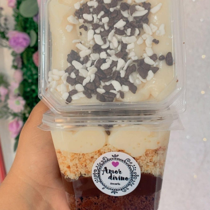 Massa de baunilha com massa de chocolate e recheio de brigadeiro e ninho e para finalizar Glanule branco e preto. 250ml