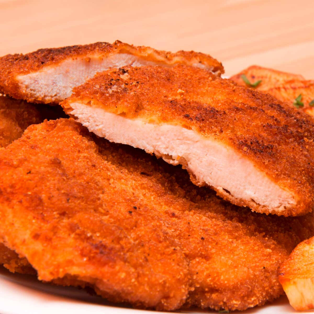 Filé de frango empanado com uma crosta dourada e crocante, acompanhado de salada de legumes ( chuchu, ervilha e cenoura ), arroz soltinho, feijão caseiro e farofa.  Foto meramente ilustrativa. Não é possível modificar o prato. O feijão é enviado em uma embalagem de 140gr separada.