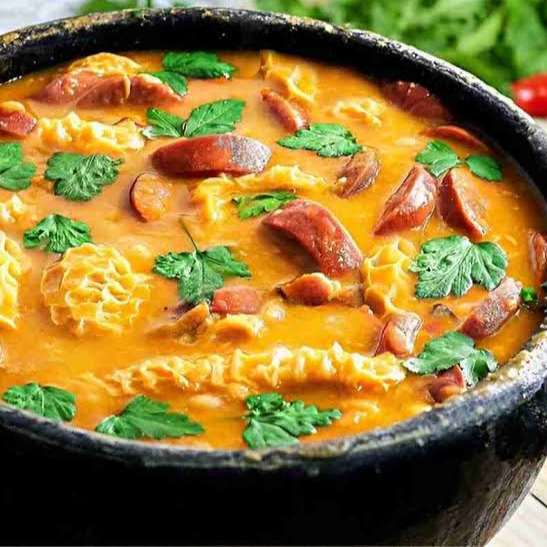 Arroz, vinagrete e farofa.