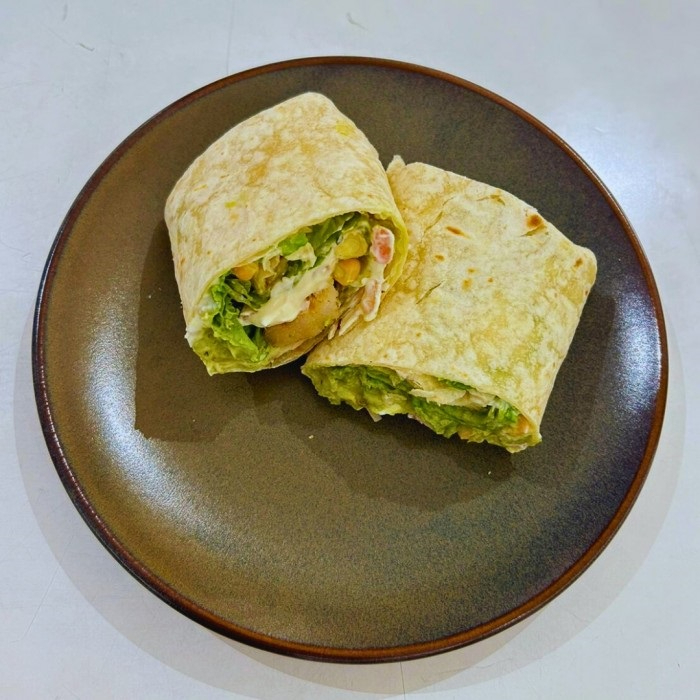 Peito de frango grelhado, avocado com lemon pepper, creme de ervas, milho, mix de folhas verdes e molho de ervas