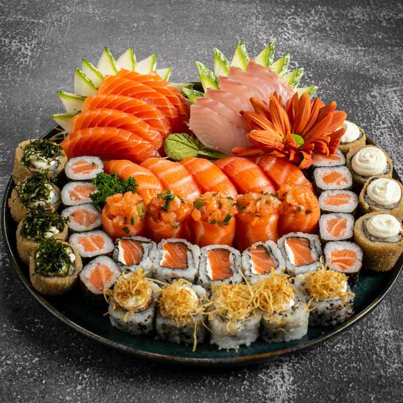 6 sashimi de salmão 6 sashimi de tilapia 5 niguiri de salmão 5 jyo de salmão 5 uramaki de salmão 10 hossomaki de salmão 5 uramaki skin batata cryspe 4 hot creme 4 hot couve cryspe obs: não fazemos alterações!