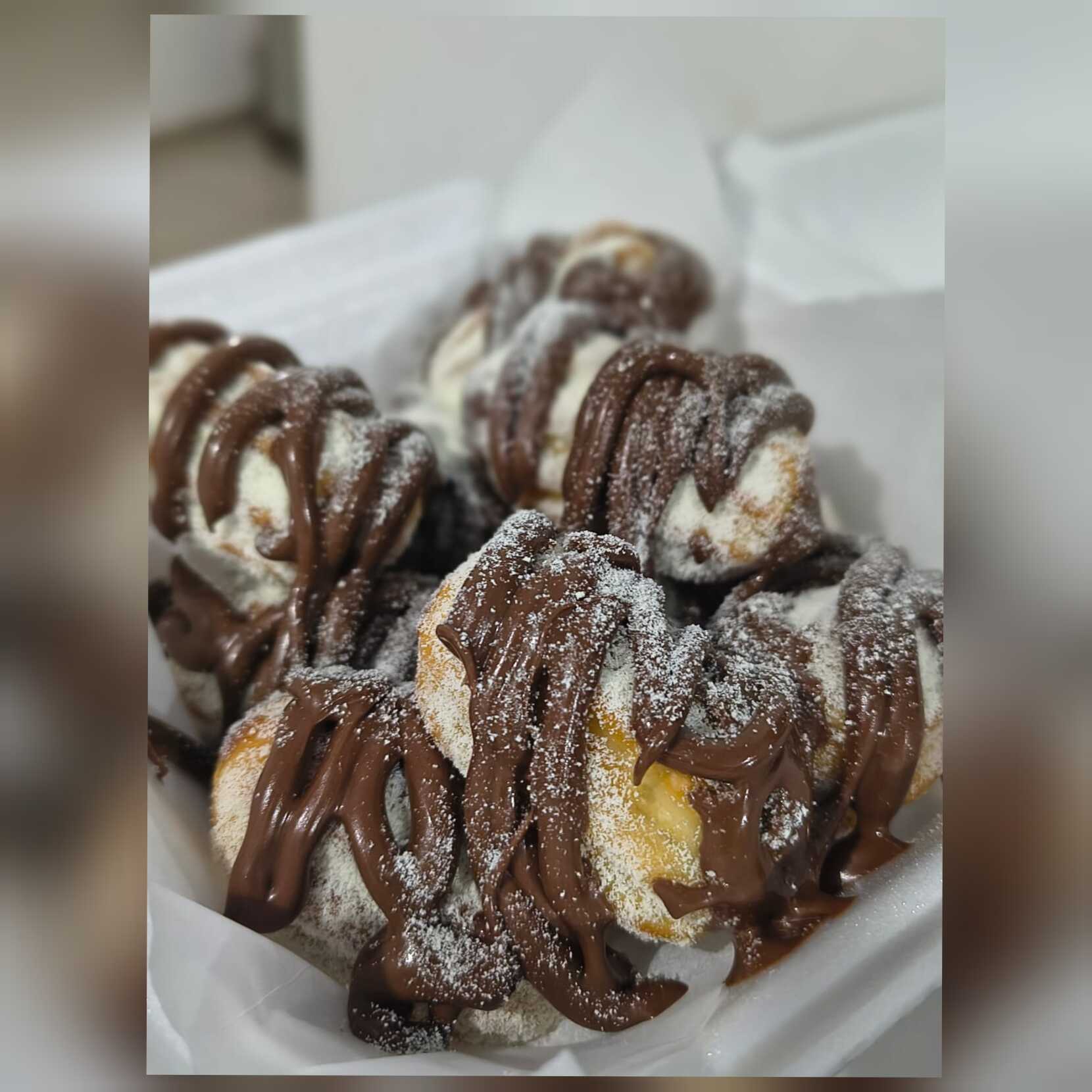 10 unidades de mini churros recheado com doce de leite, finalizado com Nutella (original) e leite Ninho.