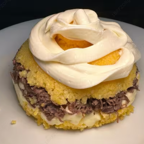 Cuscuz fofinho, carne de sol desfiada, queijo coalho ralado e requeijão cremoso.