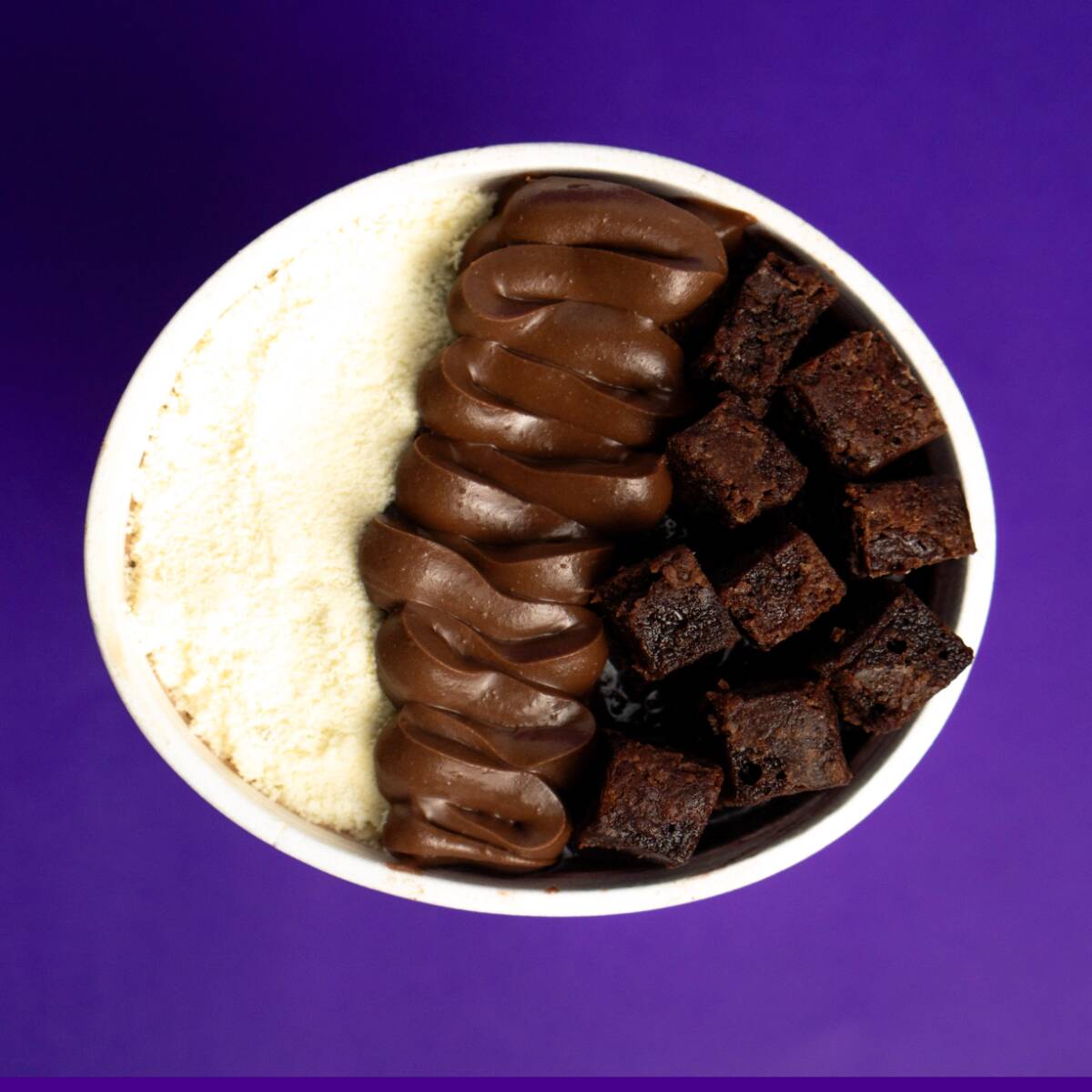 Cremoso Açaí Batido No Ponto Perfeito, Entrelaçado Com Generosas Porções De Leite Ninho, Chocolate Ao Leite E Pedaços Macios De Brownie Artesanal. *********Fabricação Própria******