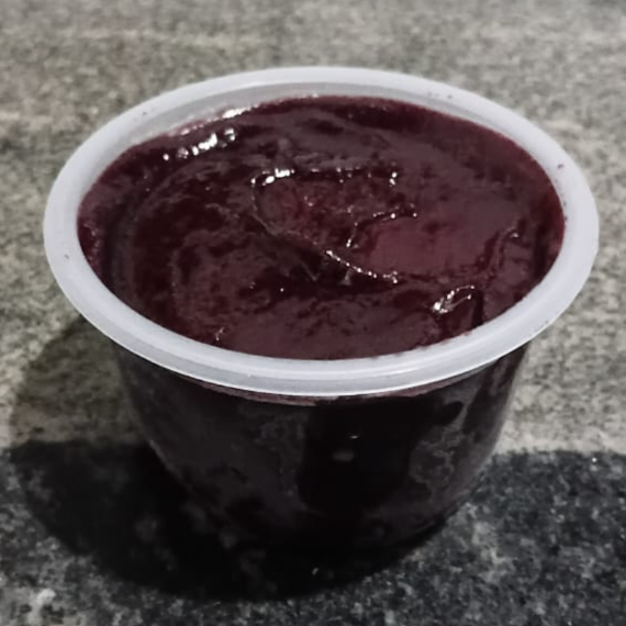 Açaí Adoçado e cremoso. Acompanha: Banana, leite condensado, leite em pó e granola.