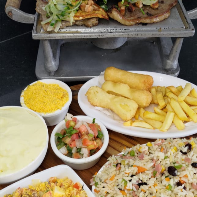 Acompanha: picanha, maninha, carne de sol, frango grelhado, galeto e bacon - feijão tropeiro, arroz à grega, purê, batata frita, farofa, e vinagrete.