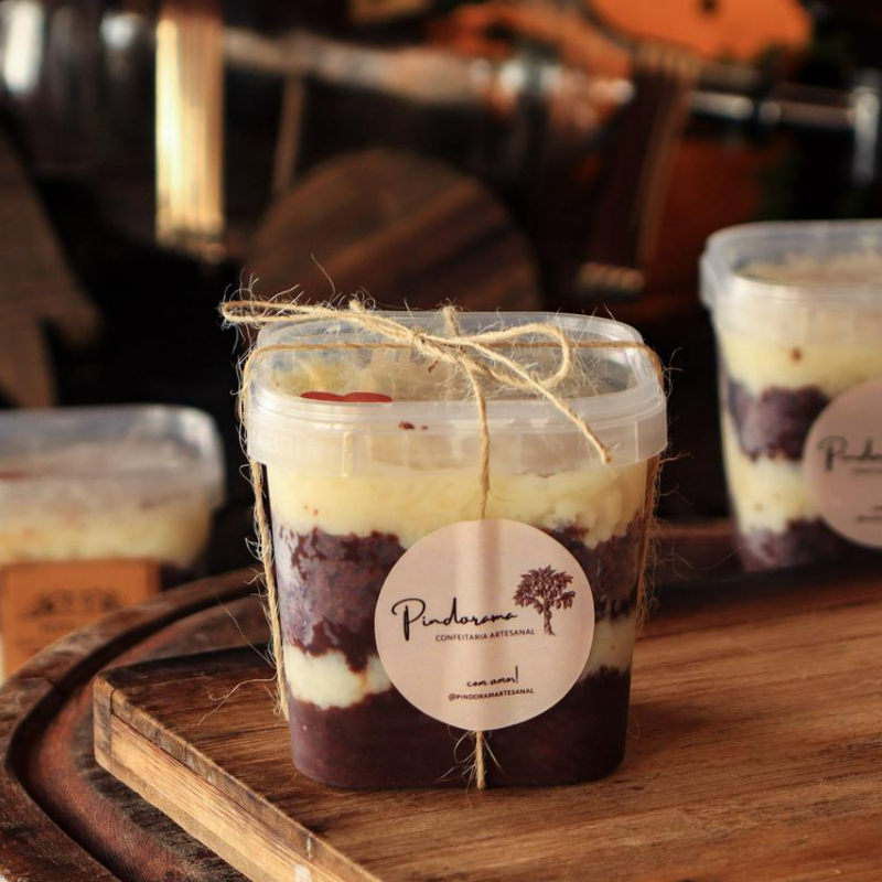 Camadas de massa de chocolate bem molhadinha com cocada cremosa feita com coco grosso e uma camada de brigadeiro bem chocolatudo. Clássico, marcante e muito bem recheado. Pede agora se você ama a combinação de chocolate com coco! Peso aproximado: 230g.