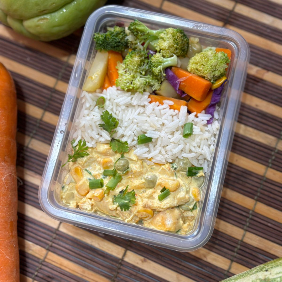 Peito de frango em cubos ao molho c/ ervas, arroz e legumes