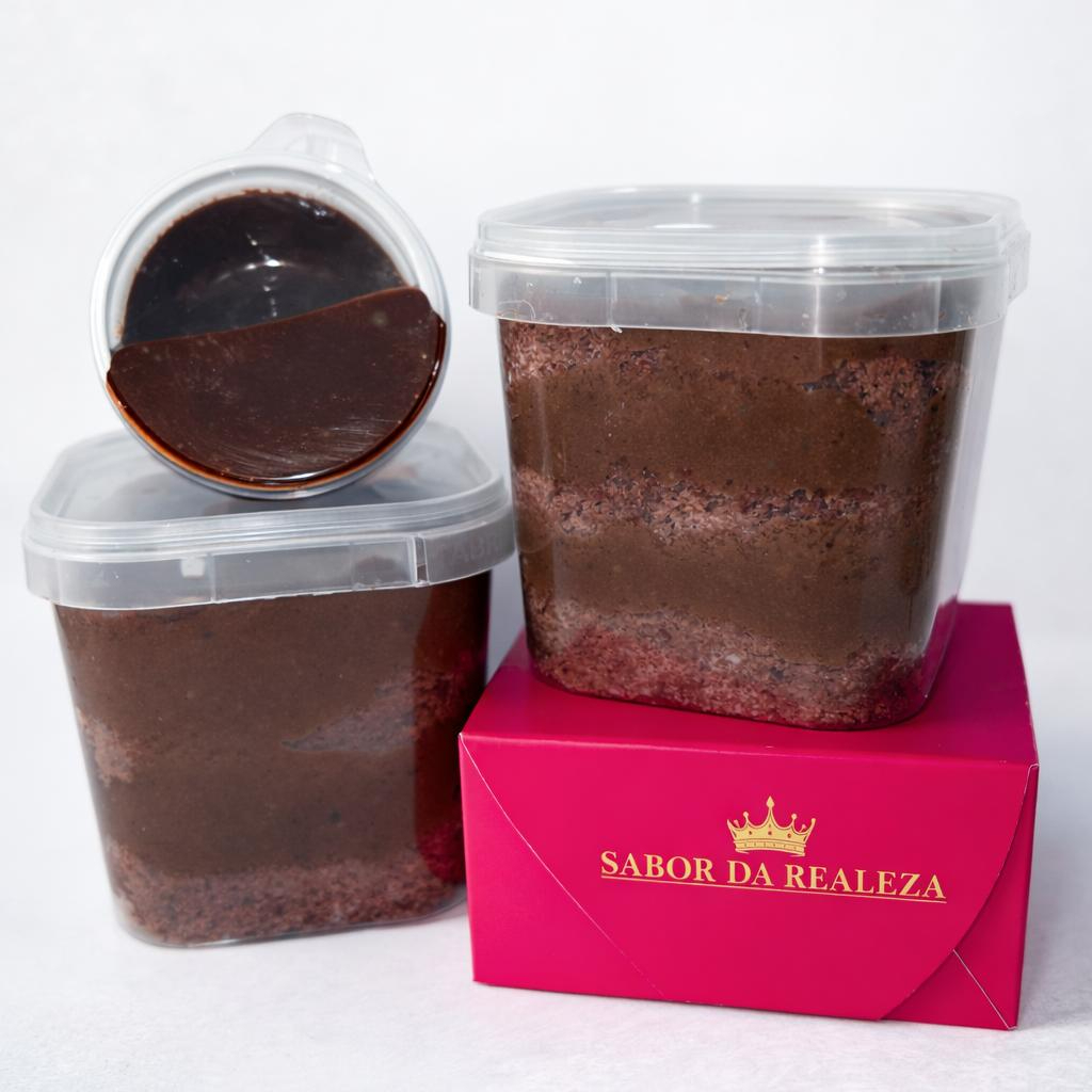 Creme maracujá, massa de chocolate e meio amargo.