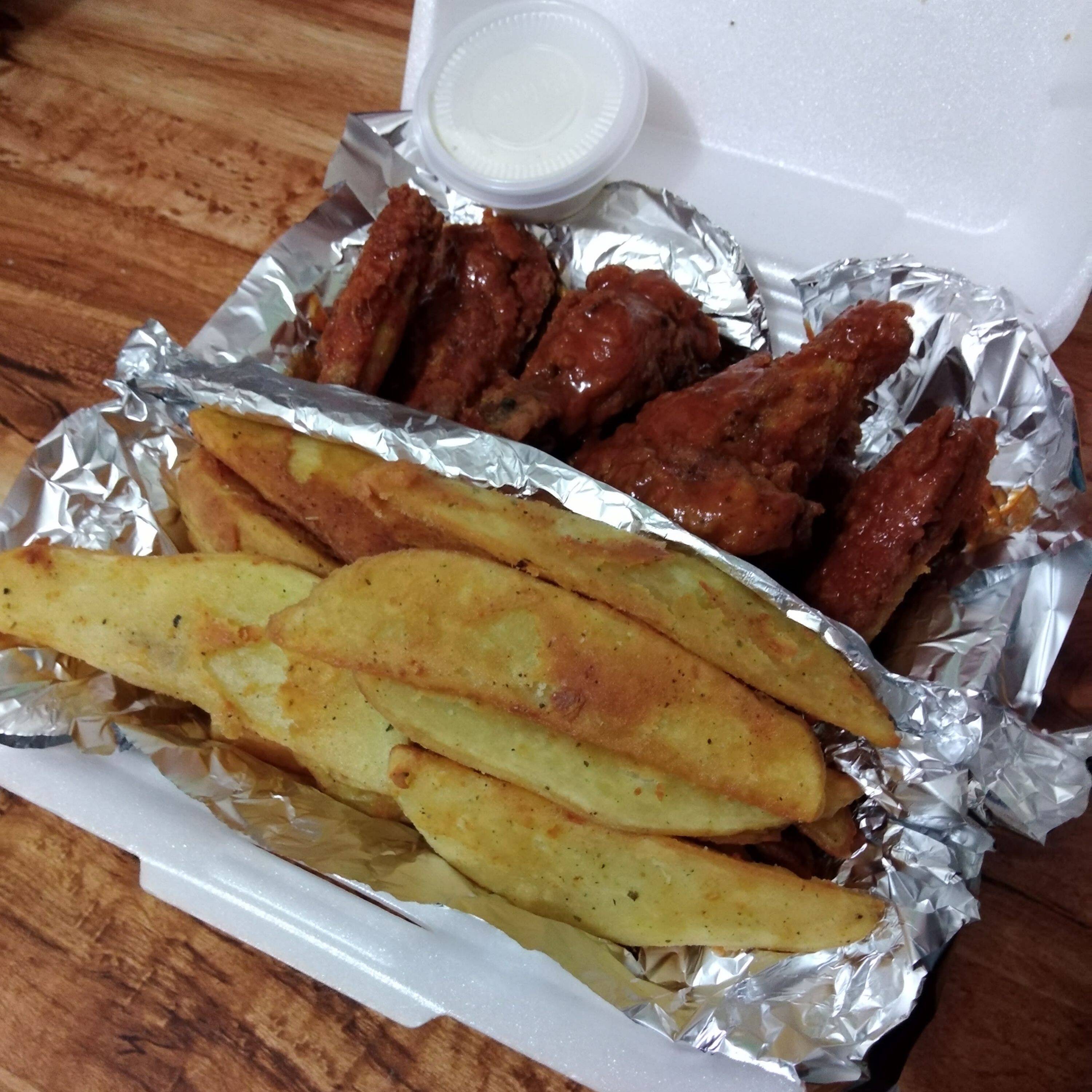 Alitas 5 Pzas y Porción de Papas Gajo