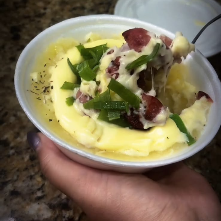 Batata cozidas amassadas sem casca, temperada com sal, manteiga, requeijão.
Recheio de calabresa refogada, mais requeijão, finalizado com mussarela e cebolinha.