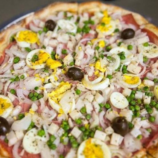 muçarela, molho, presunto, ervilha, tomate picado, bacon, catupiry e ovos cozidos