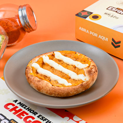 Massa de esfiha assada com frango desfiado e Catupiry cremoso, combinação clássica e muito saborosa.