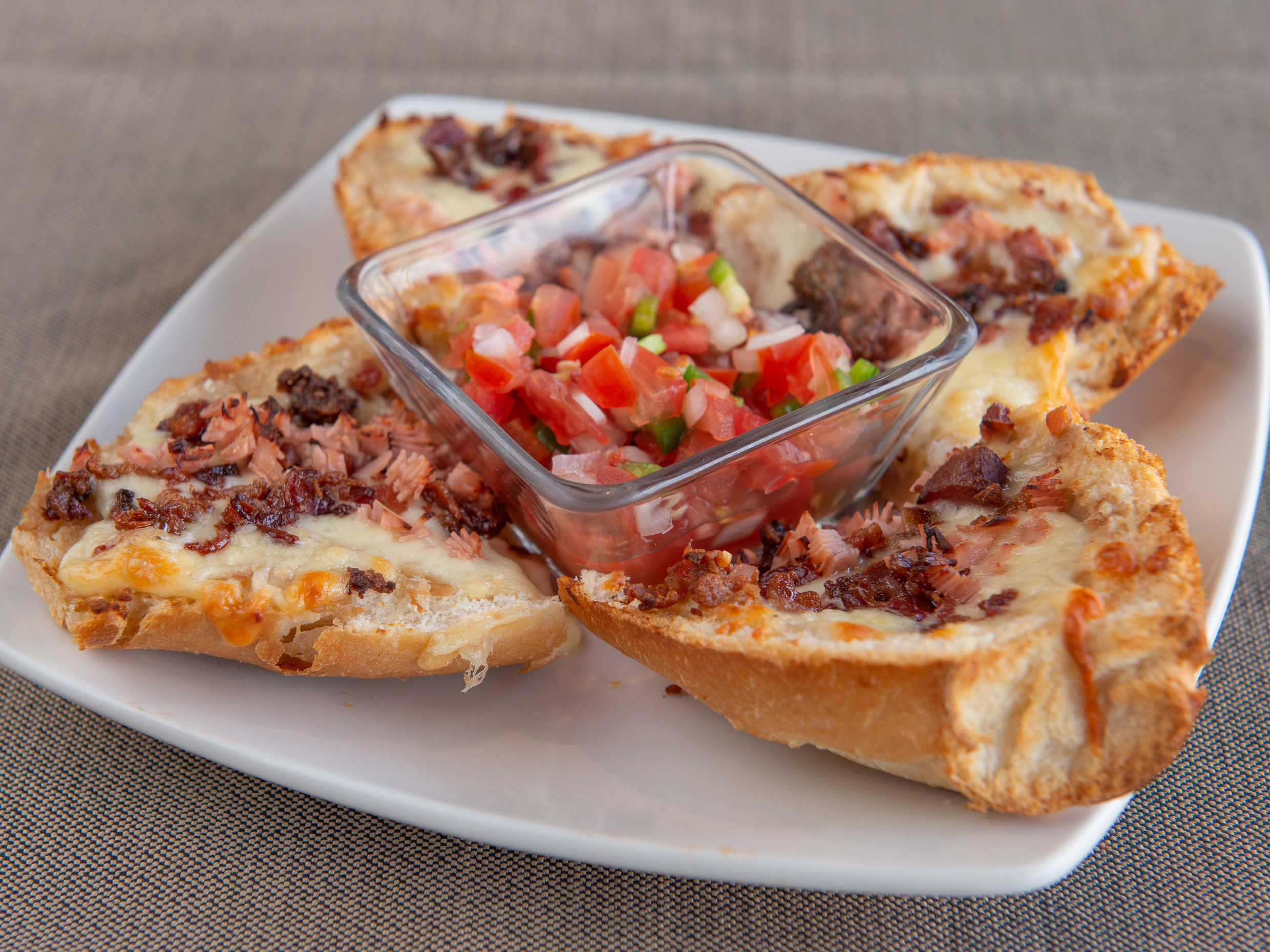 Mollete con Tocino