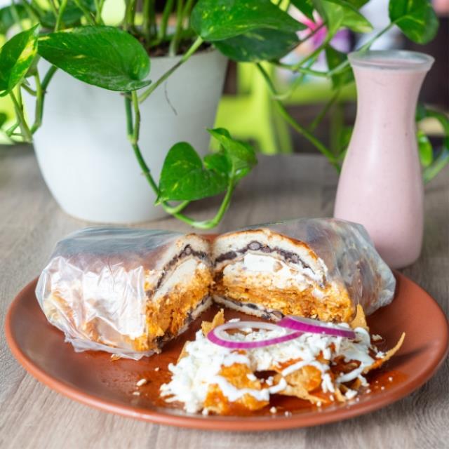TORTA DE CHILAQUILES CON BISTEC
