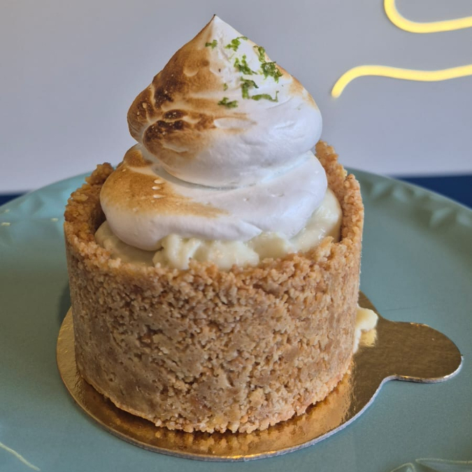massa de biscoito com creme de limão e merengue