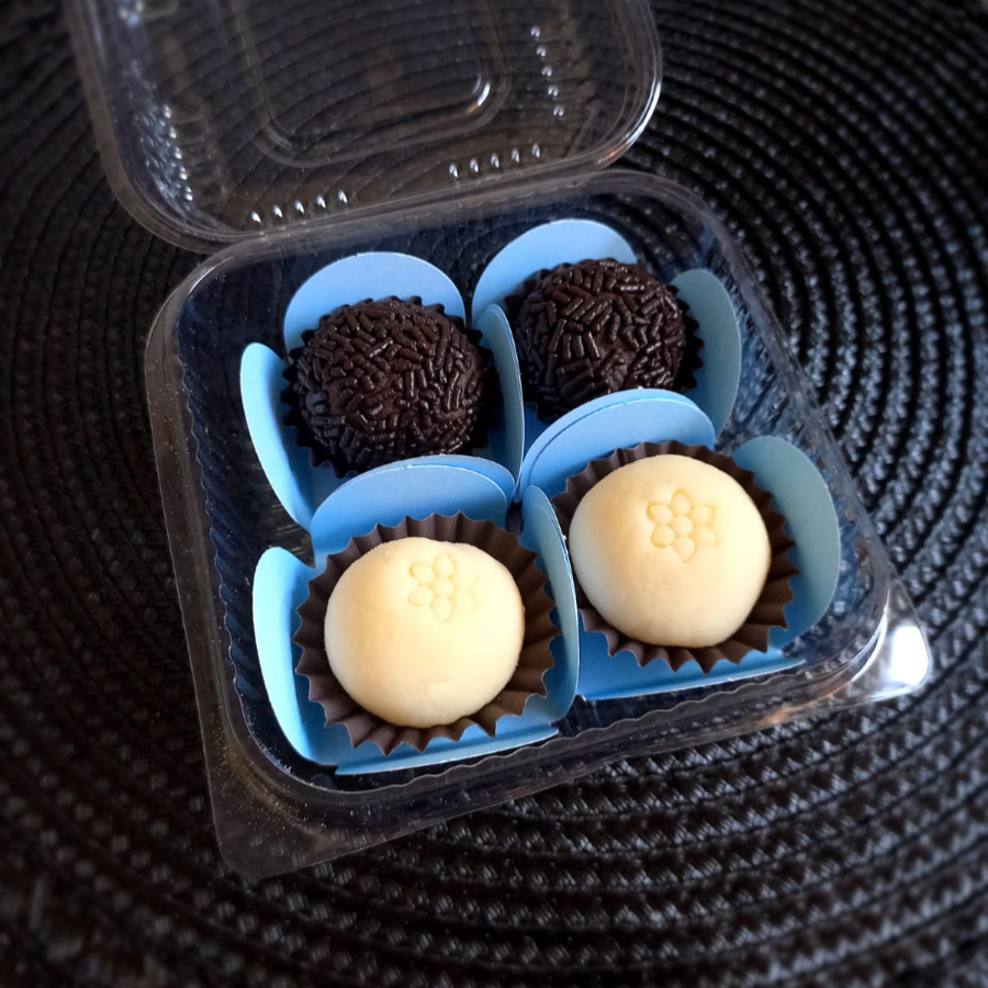 Caixa com 4 brigadeiros, sendo 2 de ninho e 2 de chocolate 50%cacau