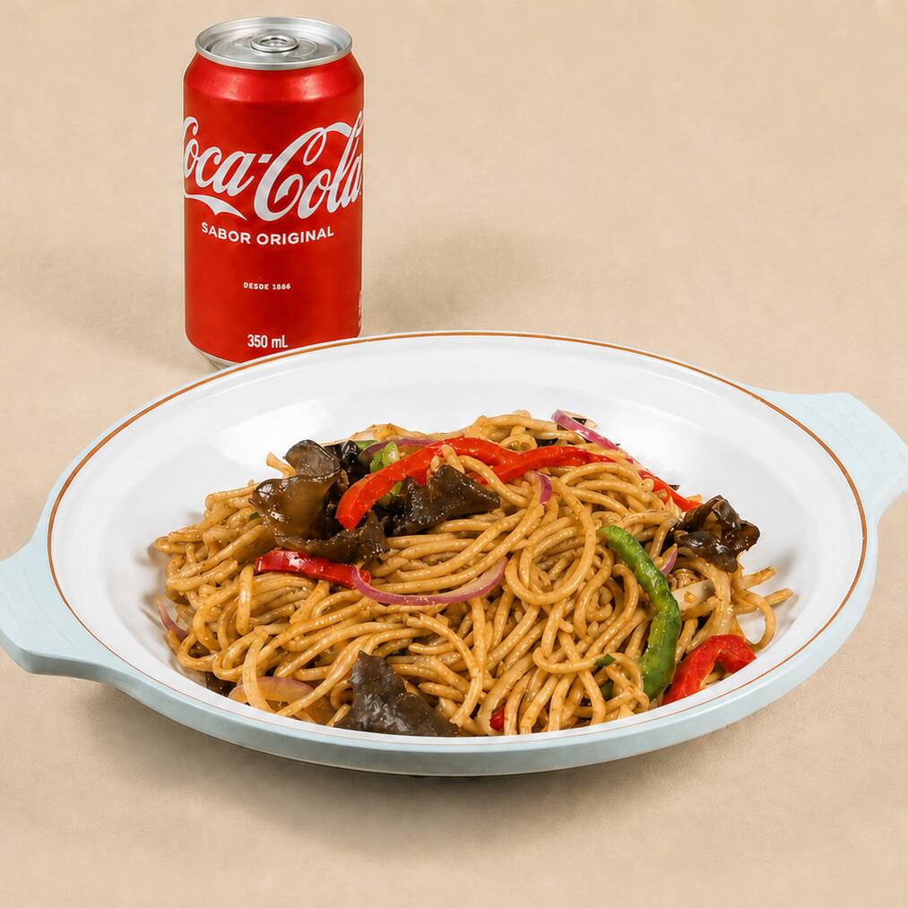 Macarrão oriental com legumes frescos e molho shoyu especial.