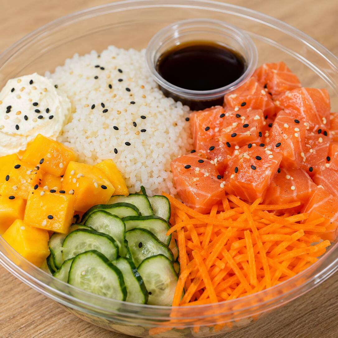 Arroz, salmão cru em cubos, manga, pepino japones, cenoura ralada, cream cheese e molho ponzu (540g com o molho)