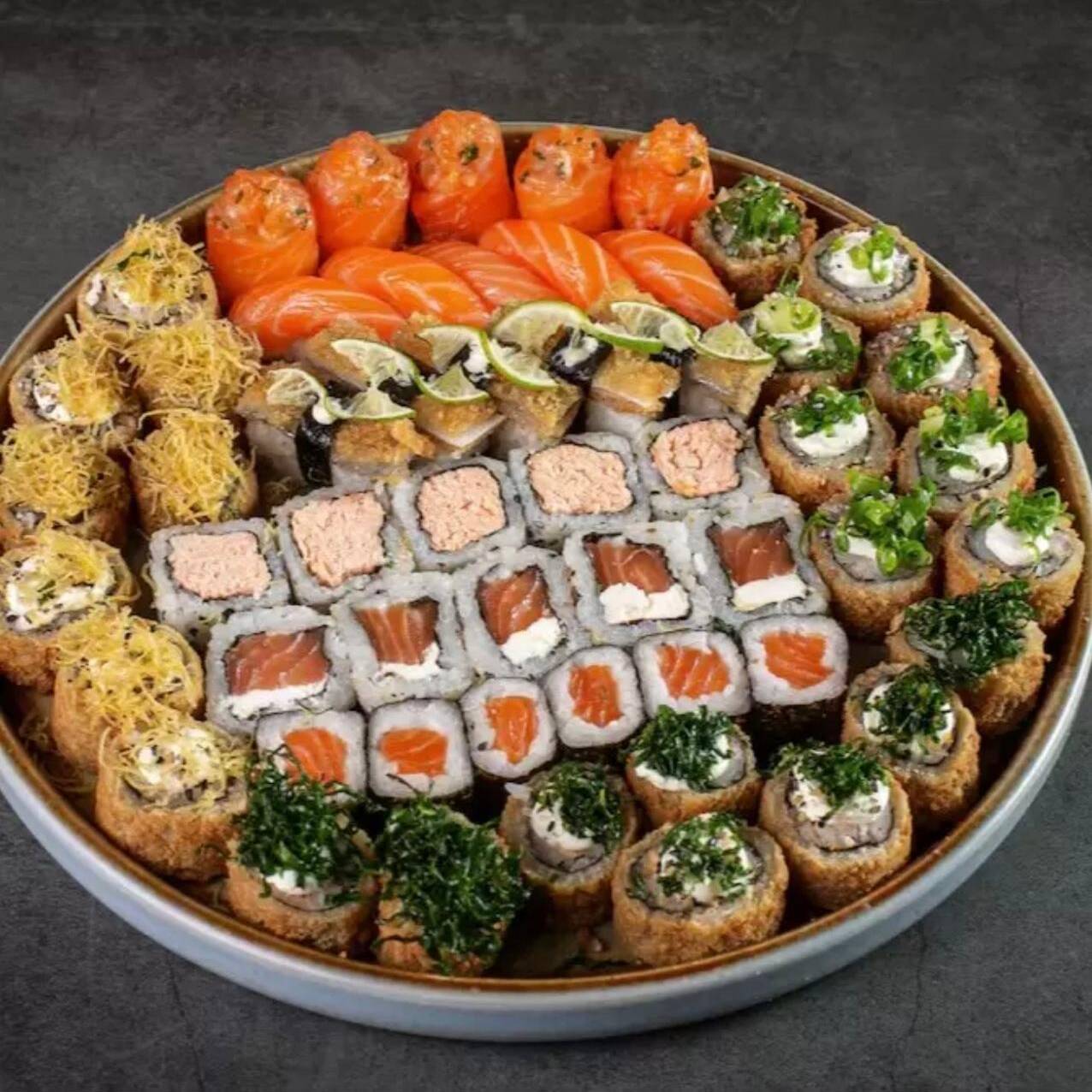 5 djou de salmão
5 niguiri de salmão
5 uramaki grelhado
5 uramaki de salmão
5 niguiri skin com limão
6 hossomaki de salmão
8 hot couve
8 hot batata
8 hot creme com cebolinha