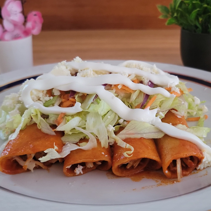 Enchiladas Rojas de Pollo