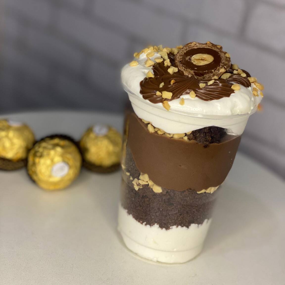 Delicioso copo c/ mousse ninho, bolo de chocolate, recheio de creme belga, brownie crocante, amendoim, Nutella e bombom Ferrero Rocher por cima, combinação deliciosa para os amantes de chocolate