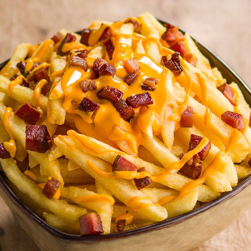 SABOROSA PORÇÃO DE BATATAS PALITO FRITAS E SEQUINHAS COM CHEDDAR E BACON