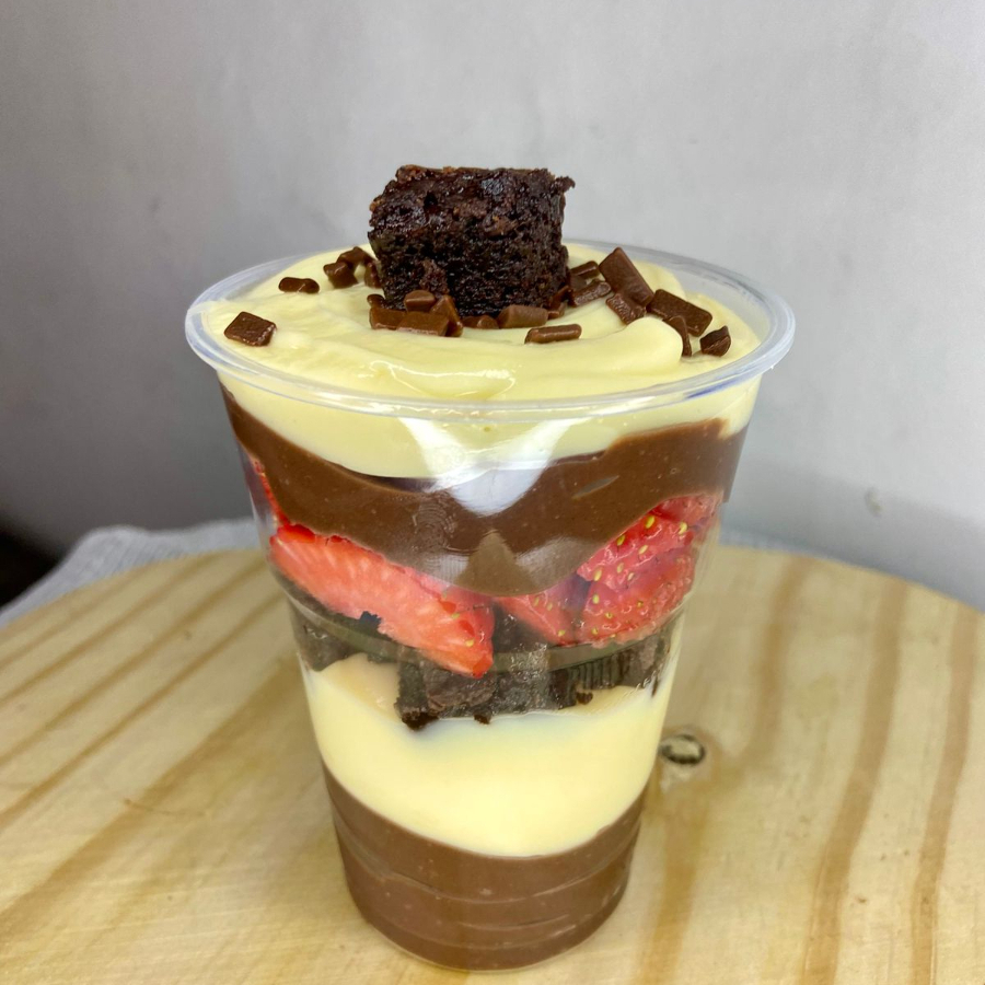 Creme 4 leites, creme de chocolate, morangos frescos e brownie, finalizado com granulado.