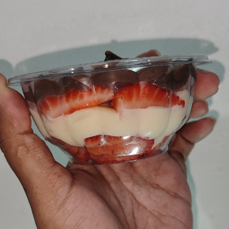 Afogadinho de morango com frutas frescas, recheado com ninho e finalizado com chocolate FEITO NA HORA DO PEDIDO. pote de 150ml