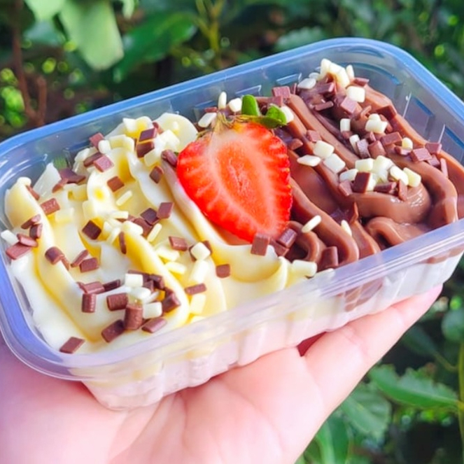 CREME DE NINHO, MORANGOS FRESCOS, BRIGADEIRO BRANCO E BRIGADEIRO CREMOSO