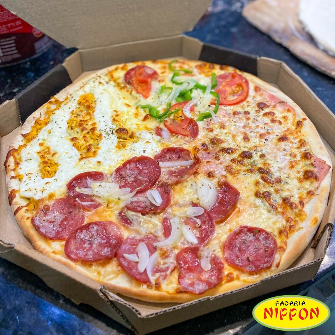 Pizza Gigante 4 sabores, são duas fatias de Frango com Catupiry, duas Á Moda, duas Presunto e Muçarela e duas de Calabresa. Não é permitido ALTERAR SABOR.
