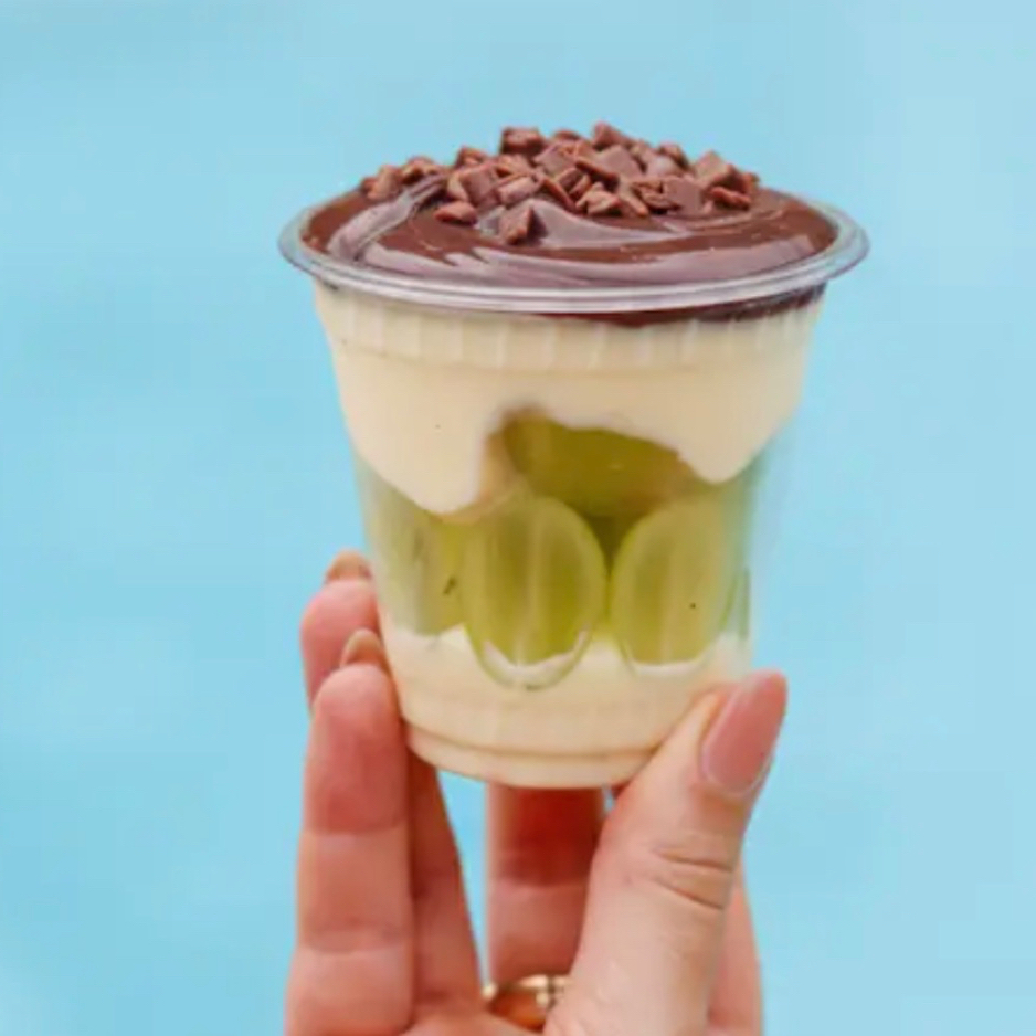 Divino Copo da felicidade com camadas de UVA verde sem caro ço, super docinha. Cobertas por generosas camadas um delici oso brigadeiro de Ninho, um irresistível brigadeiro de chocolate. Tamanho de 150 - serve 1 pesso