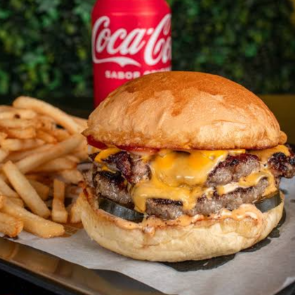 Burguer Doble Carne + Porcion De Papas + Coca